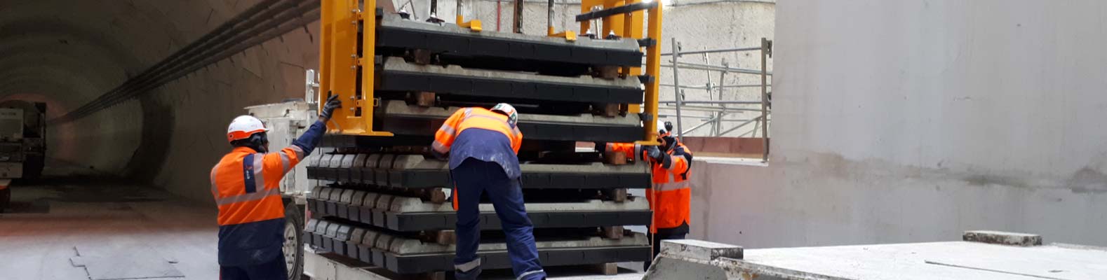 Sleeper handling for bundles of railway sleepers .autonomous and radio control in tunnel construction site